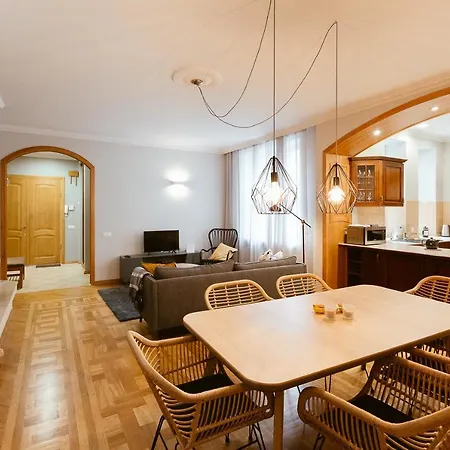 דירה Spacious With Two Bathrooms