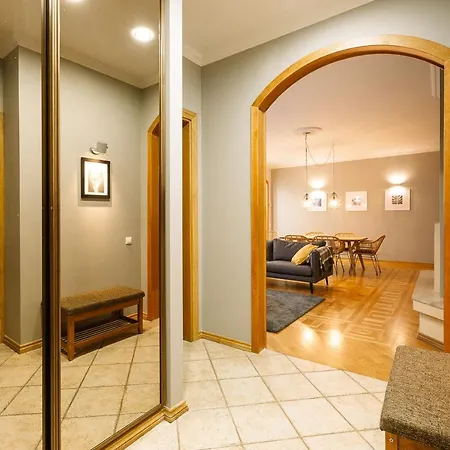 Spacious With Two Bathrooms Apartment *