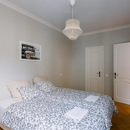 Spacious With Two Bathrooms דירה