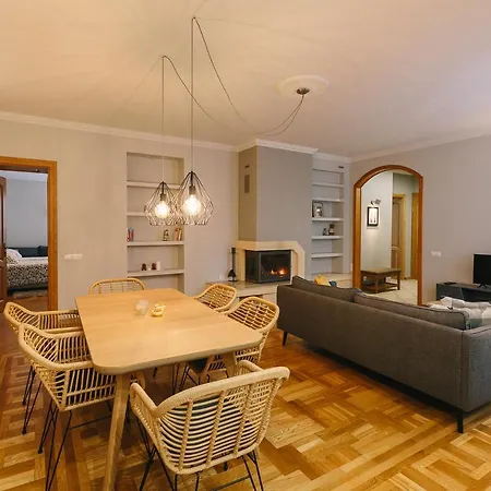 Spacious With Two Bathrooms דירה *