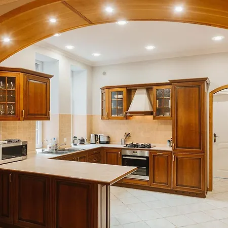 Spacious With Two Bathrooms *
